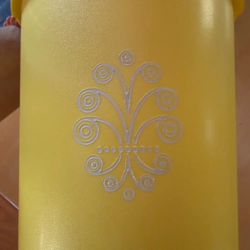 Vintage Tupperware Harvest Gold Servalier Canister w/ Burp Seal Lid 809-14